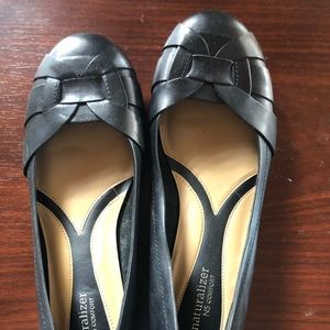 Like New Naturalizer black leather flats 9.5WW